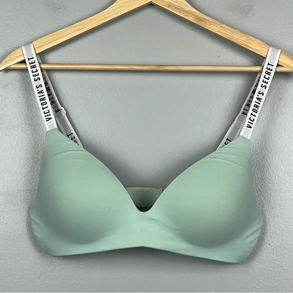 Victoria’s Secret green T-shirt lightly lined wireless convertible bra, 34C.